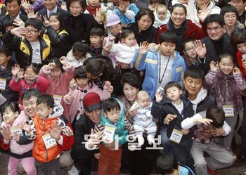 보건복지부와 롯데쇼핑이 19일 서울 송파구 롯데월드에서 연 ‘다둥이 가족 나들이 행사’에서 진수희 복지부 장관(앞줄 가운데)과 다둥이 가족들이 즐거운 한때를 보내고 있다. 홍진환 기자 jean@donga.com