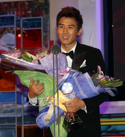 베스트11 투표에서 최다 득표를 차지한 구자철(제주)이 꽃다발을 들고 환하게 웃고 있다. 박화용 기자 inphoto@donga.com