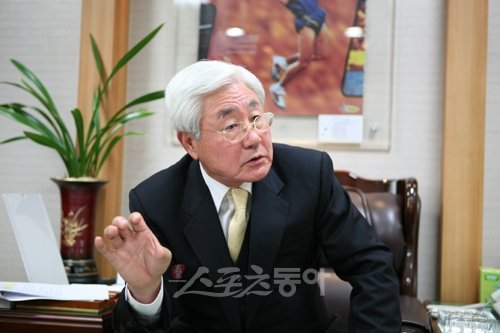 “세계육상선수권 성공개최 자신있어요”1988년 서울올림픽, 2002년 한일월드컵에 이어 2011년 대구에서 열리는 세계3대 스포츠 빅이벤트 세계육상선수권대회 개막을 8개월 앞두고 조직위 조해녕 위원장은 “세계선수권 이후 대구가 동아시아 육상투어의 한 축을 담당하게 될 것”이라고 자신감을 보였다. 스포츠동아DB