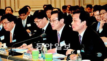 이귀남 법무부 장관(오른쪽에서 두 번째)이 20일 오전 청와대 영빈관에서 이명박 대통령에게 2011년 업무보고를 하고 있다. 청와대사진공동취재단