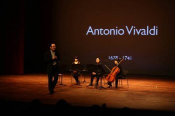 20 일 오후 전북 김제문화예술회관에서 열린 ‘친구야 문화예술과 놀자’ 공연에서 조윤범의 콰르텟X가 비발디의 사계, 차이콥스키의 백조의 호수 등 클래식의 명곡들을 해설과 함께 들려주고 있다. 김제=김광오 기자 kokim@donga.com