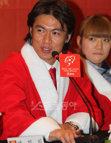 21일 오전 서울 서초구 팔레스호텔 그랜드볼룸에서 열린 'FOOTBALL MATCH 2010' 미디어데이에서 산타복장을 한 홍명보가 취재진의 질문에 답변을 하고 있다.