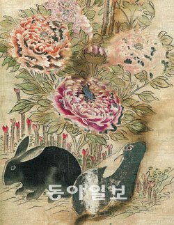 활짝 핀 꽃 아래 두 마리 토끼가 사이좋게 앉아 있다.우리 민속에서 토끼는 부부애와 가정의 화목을 기원하는 의미를 담고 있다. 사진 제공 국립민속박물관
