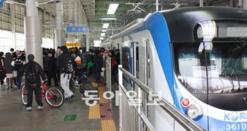 경춘선 복선전철 개통 첫날인 21일 오후 1시경 강원 춘천시 남춘천역에서 승객들이 내리고 있다. 춘천역 개통식 관계로 이날 하루 종착역이 된 남춘천역은 승객들로 북새통을 이뤘다. 춘천=이인모 기자 imlee@donga.com