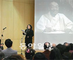 “미당의 육신은 떠났지만 미당의 시는 살아 있습니다.” 21일 열린 미당 10주기 추모행사에서 문정희 시인이 추모사를 통해 시인에 대한 그리움을 토로했다. 박영대 기자 sannae@donga.com