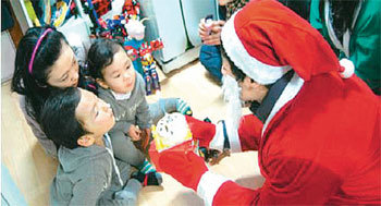 크리스마스를 앞두고 남몰래 선행을 베푸는 몰래 산타 프로그램이 서울 자치구 및 경기도내 일선 시군에서 진행된다. 송파구에서는 몰래 산타를 자처한 봉사자 43명이 24일 오후 7시 저소득 가정, 한부모 가정 아이들의 집을 방문해 선물을 나눠 주는 ‘2010 송파 사
랑의 몰래 산타 대작전’ 행사가 열린다. 사진은 지난해 행사 모습. 사진 제공 송파구