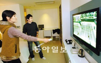 10일 서울 중구 을지로5가 베니키아호텔 아카시아의 객실에서 동아일보 기자들이 닌텐도 위(Wii) 게임을 체험해 보고 있다. 원대연 기자 yeon72@donga.com