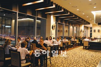 연인과 함께 서해 바다를 바라보며 바에서 칵테일을 마실 수 있는 인천 베니키아 프리미어 송도 브릿지 호텔. 사진 제공 한국관광공사