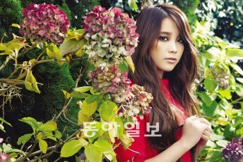 내년이면 고교 3학년이 되는 아이유는 “공부에 흥미가 생기기 전까지는 대학에 진학할 생각이 없다”고 했다. 그러면서도 “교복 입고
 친구도 있고 담임선생님도 계시는 고교생의 추억은 포기할 수 없어 최대한 출석하는 편”이라고 했다. 사진 제공 로엔엔터테인먼트