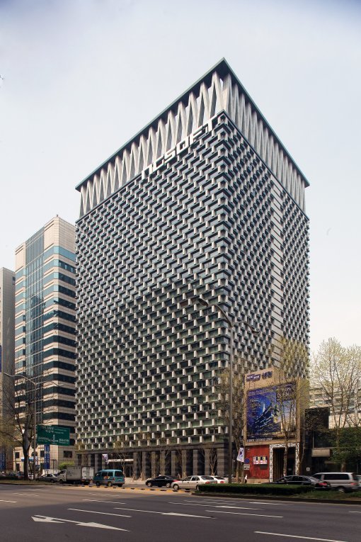 엔씨소프트의 서울 강남구 삼성동 사옥 전경. 엔씨소프트는 2009년 연결기준으로 6347억원의 사상 최대 매출을 기록했다. 사진제공 ｜ 엔씨소프트