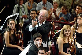 내년 8월에 내한해 나흘 동안 베토벤의 교향곡 전곡을 들려줄 지휘자 다니엘 바렌보임이 문명 간 화합을 상징하는 그의 악단 ‘웨스트이스턴 디반’과 연주를 마친 뒤 탁월한 기량을 나타낸 단원들을 박수로 격려하고 있다. 동아일보 자료 사진