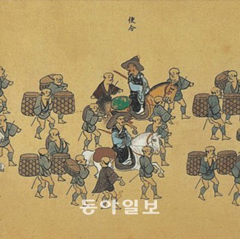 1711년 제8차 조선통신사 행렬을 묘사한 그림의 일부분. 일본인의 시각에서 조선인의 모습을 그린 것이다. 당시 조선통신사는 수행원까지 포함해 1000여 명이 움직였다. 사진 제공 랜덤하우스코리아