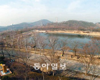 인천시가 9월 리모델링 사업을 마무리한 뒤 개방한 남동구 장수동 인천대공원의 인공호수인 ‘인천호’. 리모델링 후 이 호수의 면적이 3만3000여 ㎡에서 4만여 ㎡로 늘어나고 항상 맑은 물이 흐르는 첨단 정화시설이 설치됐다. 김영국 동아닷컴 객원기자 press82@donga.com