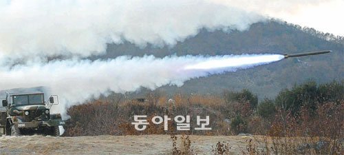 23일 오후 경기 포천시 영북면 승진훈련장에서 동계 공지 합동훈련이 실시됐다. 북한의 연평도 포격 도발 이후 한국군의 대비태세를 점검하는 차원에서 평소보다 대규모로 실시된 이번 훈련에서 다연장로켓 ‘구룡’을 표적을 향해 연달아 발사하고 있다. 이날 훈련에는 K-1 전차, K-9 자주포, AH-1S 공격헬기, F-15K 전투기 등 육군과 공군의 정예 전력과 장병 800여 명이 참여했다. 포천=사진공동취재단