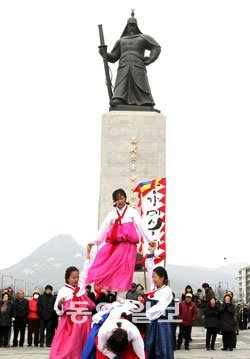 이순신 장군 동상이 23일 오전 서울 종로구 세종로 광화문광장으로 돌아왔다. ‘입원 치료’ 40일 만이다. 이날 낮 12시 광화문광장에서 열린 동상 복귀 기념식에서 공연단이 ‘강강술래’ 공연을 하고 있다. 박영대 기자 sannae@donga.com