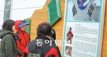 경기 안양시 박달2동 극동아파트 담벼락이 명화 등이 내걸린 추억과 명화의 거리로 탈바꿈해 시민들의 인기를 끌고 있다. 사진 제공 안양시 박달2동