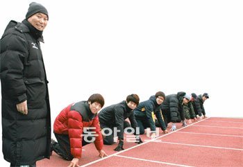 2011년 대구세계육상선수권대회를 향해 스타트. 오세진 단거리 대표팀 감독(왼쪽)의 지시에 따라 선수들이 23일 서울 태릉선수촌 트랙 스타트라인에서 포즈를 취했다. 선수 중 왼쪽에서 세 번째가 올해 10초20을 기록해 31년 묵은 남자 100m한국기록을 경신한 김국영. 오 감독은 “세계선수권 남자 400m계주에서 결선에 진출하는 게 목표”라고 말했다. 양종구 기자 yjongk@donga.com