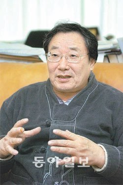 ‘인천시 친환경 무상급식 지원추진단’의 공동대표를 맡은 김정택 목사가 23일 인천선언채택 등 무상급식 추진 일정을 밝혔다. 그는 2002년 급식지원 조례를 제정하도록 했고,우리 농산물을 학교급식 재료로 공급하는 운동을 꾸준히 펼쳐오고 있다.김영국 동아닷컴 객원기자 press82@donga.com