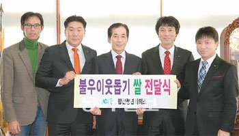 경남 합천청년회의소(회장 나상정, 오른쪽에서 두 번째)는 최근 어려운 이웃에게 전달해달라며 20kg들이 쌀 30포대를 하창환 합천군수(가운데)에게 전달했다. 사진 제공 합천군