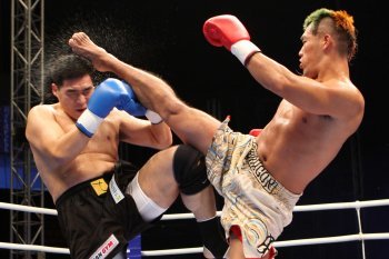 이종격투기 K-1 경기에서 하이킥을 날리고 있는 일본의 마에다 게이치로(오른쪽).