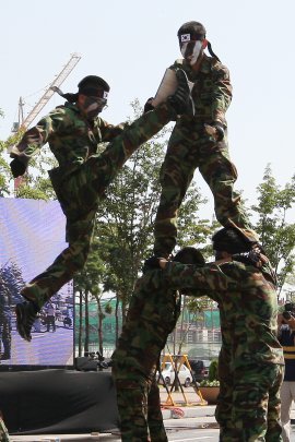 특공무술 시범을 보이고 있는 병사들.