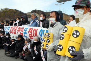 방폐물 반입 반대
24일 경북 경주 방폐장 인수저장시설 입구에서 경주시의회 의원들과 환경단체 관계자들이 입구를 막은 채 방폐물 반입을 반대하는 집회를 열고 있다. (경주=연합뉴스)