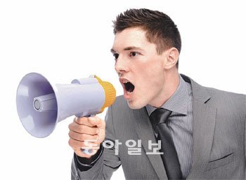 오프라인 매장에 들어서기 전 온라인상으로 가격 비교까지 꼼꼼히 하는 소비자들이 점점 늘어나고 있다지만 매장 판매사원의 역할은 여전히 중요하다. 숙련된 영업사원 위주로 매장 내 영업력을 확충하면 실질적인 매출 증대로 이어질 수 있다 DBR 그래픽