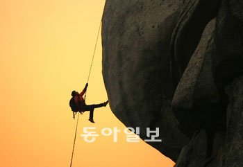 최단거리로 산을 오르기로 마음먹으면 암벽 등반도 각오해야 한다. 좀 더 편하려면 장애물을 우회하는 전략을 택하면 된다. 목표로 직접 향하는 공략방식은 도중에 발생하는 환경변화에 적응하기 어렵기 때문에 현실 세계의 복잡성을 감안할 때 필요에 따라 우회 전략을 선택해야 한다고 저자는 강조한다. 동아일보 자료 사진