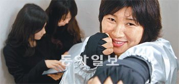 북한이탈청소년을 위한 맞춤형 진로 개척 프로그램 ‘무지개 콜 프로젝트’를 통해 국가대표 복싱 선수를 꿈꾸고 있는 김은하 씨(오른쪽)가 스트레이트 펀치 연습을 하고 있다. 양회성 기자 yohan@donga.com