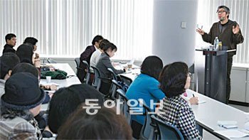 드라마 ‘꽃보다 남자’ ‘미안하다, 사랑한다’ 등을 제작한 송병준 그룹에이트 대표가 24일 동아일보가 마련한 미디어리터러시 교육에서 강연을 하고 있다. 원대연 기자 yeon72@donga.com