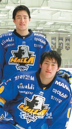 아이스하키 안양 한라의 김기성(위)-상욱 형제가 23일 안양실내빙상장에서 열린 차이나 드래곤즈와의 경기에서 1골 1도움(3-0·승)을 합작한 뒤 함께 포즈를 취했다. 안양=김동욱 기자 creating@donga.com
