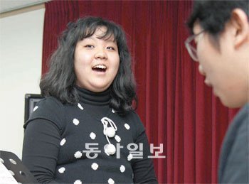 예은이가 활짝 웃는다. 노래를 하는 시간이기 때문이다. 23일 오후 서울 마포구 동교
동의 한 보컬연습실에서 예은이가 강사의 지도에 따라 큰 소리로 노래하고 있다. 전영한 기자 coopjyh@donga.com