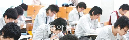 2012학년도 대입에선 대학수학능력시험 응시과목의 축소 등 몇 가지 변화가 생긴다. 예비 수험생들은 내년 대입이 올해와 어떻게 달라지는지 정확히 파악해야 전략적으로 대입을 준비할 수 있다. 동아일보 자료사진