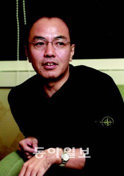 다섯 명의 인물 얘기를 교대로 들려주는 소설 ‘꿈의 도시’에서 경제발전의 불균형, 격심해지는 빈부격차 등 일본 사회의 문제를 신랄하게 비판한 작가 오쿠다 히데오. 사진 제공 은행나무