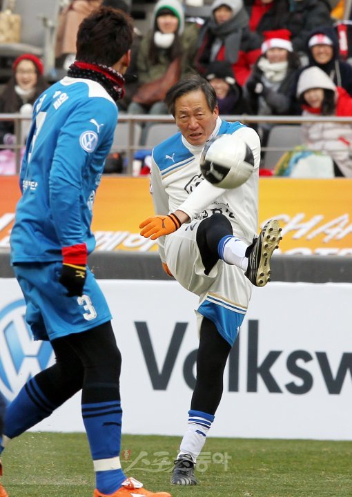 25일 오후 서울 마포구 성산동 서울월드컵경기장에서 열린 홍명보 자선축구 \'쉐어 더 드림 풋볼 매치 2010\'에서 사랑팀 정몽준이 슛을 날리고 있다. 상암 | 국경원 기자 onecut@donga.com