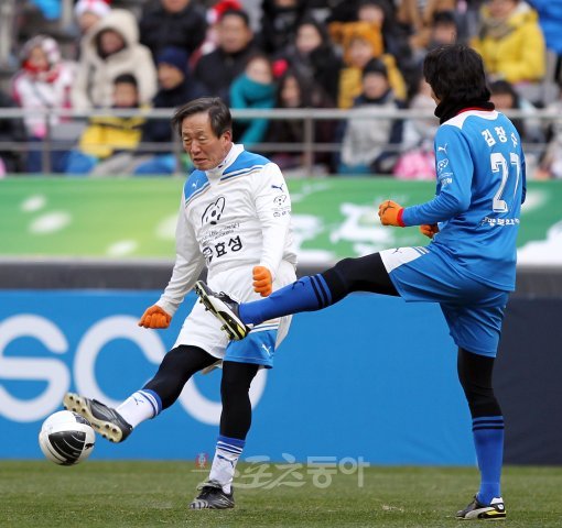 25일 오후 서울 마포구 성산동 서울월드컵경기장에서 열린 홍명보 자선축구 '쉐어 더 드림 풋볼 매치 2010'에서 사랑팀 정몽준이 희망팀의 김창수의 수비를 피해 패스를 하고 있다. 상암 | 국경원 기자 onecut@donga.com