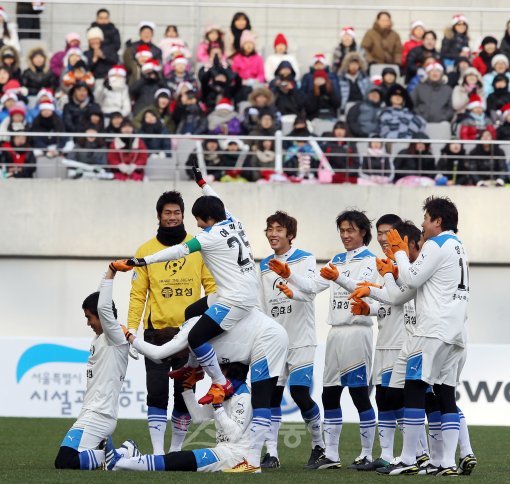 25일 오후 서울 마포구 성산동 서울월드컵경기장에서 열린 홍명보 자선축구 '쉐어 더 드림 풋볼 매치 2010'에서 사랑팀 여민지가 골을 넣은 후 동료들과 썰매 댄스 세리머니를 하고 있다. 상암 | 국경원 기자 onecut@donga.com