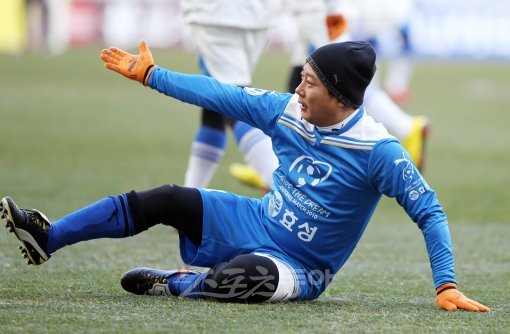 심판, 저 넘어진거 안보여요?희망팀 선수로 참가한 개그맨 이수근이 그라운드에 넘어진 뒤 주심에 어필하는 제스처를 취하고 있다.