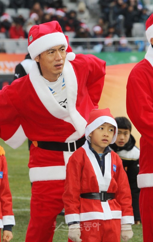 홍명보 산타 오셨네∼25일 서울월드컵경기장에서 열린 홍명보 자선축구 ‘쉐어 더 드림 풋볼매치 2010’에서 홍명보 올림픽대표팀 
감독이 사랑팀 선수로 출전, 킥오프에 앞서 몸을 풀고 있다.