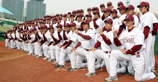 5일 오전 목동야구장에서 프로야구 넥센히어로즈 출범식이 열렸다. 출범식 후 선수단 포토타임때 선수들이 포즈를 취하고 있다. 목동ㅣ 박화용 기자 inphoto@donga.com
