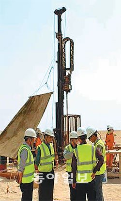 한국전력, 현대건설, 삼성물산 등 컨소시엄 참여사 관계자들이 아랍에미리트 원자력발

전소 용지에서 지반 및 지질 검사를 위한 시추작업을 벌이고 있다. 사진 제공 한국전력