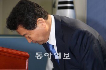 안상수 한나라당 대표가 26일 오전 서울 여의도 한나라당사에서 여성비하 논란을 일으킨 ‘룸(살롱) 자연산’ 발언과 관련해 사과 기자회견을 열기 전 고개를 숙이고 있다. 안대표는 기자회견을 하면서 3번 고개를 숙였다. 변영욱 기자 cut@donga.com