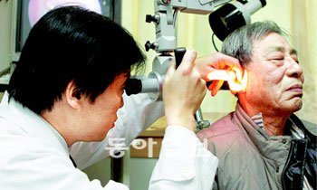 이비인후과 전문의가 노인성 난청 여부를 알기 위해 환자의 귀를 검이경을 이용해서 관찰하고 있다. 사진 제공 한림대 의대