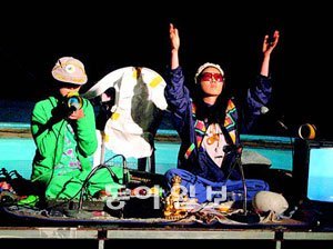 안데스 씨(오른쪽)가 미술가 페이 씨와 함께 결성한 밴드 ‘부추라마’ 공연. 이들에게 전국의 구전동요는 새로운 음악적 실험의 원천이 된다.