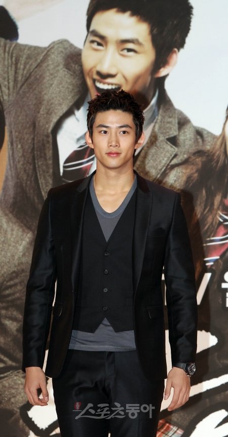 2PM 택연이 27일 일산 킨텍스에서 열린 KBS 2TV 새 월화드라마 ‘드림하이(극본 박혜련/ 연출 이응복)’ 제작발표회에서 포즈를 취하고 있다.