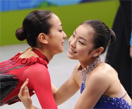 일본 언론이 김연아(오른쪽)의 미국훈련 모습을 몰래 촬영해 물의를 일으킨 사건은 숙명의 라이벌에 대한 관심이 여전히 식지 않았음을
 단적으로 보여준다. 김연아와 아사다 마오. 이제 그녀들은 내년 3월 열리는 도쿄 세계선수권대회에서 제5차 대전을 
벌인다.스포츠동아DB