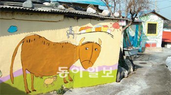 울산 남구 야음동 신화마을 골목길 담장에 그려진 벽화. 고래 등 다양한 동물을 주제로 한 벽화가 그려져 있어 ‘울산판 통영 동피랑마을’로 불리고 있다. 사진 제공 울산남구청