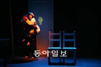 실종을 주제로 자아와 타인의 존재에 대해 의문을 던지는 연극 ‘있.었.다’. 사진 제공 극단 물리