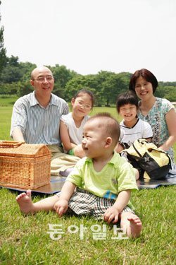 김동현 김문자 씨 부부는 둘째 딸을 초등학교에 입학시킨 2006년, 10개월 된 이삭이를 입양했다. 부부는 “남들은 막내(이삭)가 복을 받았다고 하지만 우리가 복덩이를 만났다”며 “이렇게 행복할 줄 알았으면 진작 입양할 걸 그랬다”며 웃었다. 사진 제공 홀트아동복지회