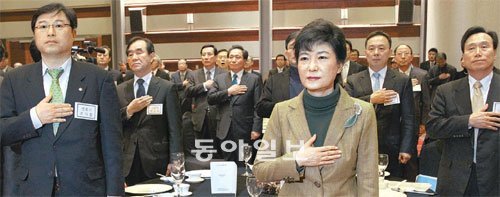 박근혜 전 한나라당 대표(앞줄 가운데)가 27일 ‘국가미래연구원’ 발기인 총회에서 국기에 대한 경례를 하고 있다. 이날 행사에는 발기인 78명 중 50여 명이 참석했다. 김경제 기자 kjk5873@donga.com ☞ 사진 더 보기